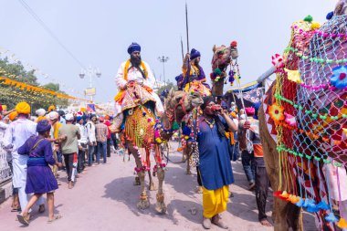 Kulashekharapatnam, Tamilnadu, Hindistan - 11 Ekim 2024: Kulasai, Hint Hindu dindar portresi boyalı yüz ve tanrıça Kali gibi giyinmiş kulasai dasara tarikatının ayinlerini gerçekleştirmek için.