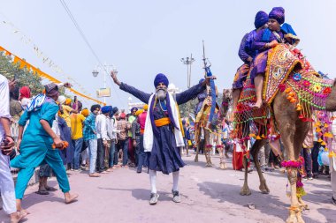 Kulashekharapatnam, Tamilnadu, Hindistan - 11 Ekim 2024: Kulasai, Hint Hindu dindar portresi boyalı yüz ve tanrıça Kali gibi giyinmiş kulasai dasara tarikatının ayinlerini gerçekleştirmek için.