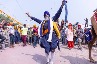 Kulashekharapatnam, Tamilnadu, Hindistan - 11 Ekim 2024: Kulasai, Hint Hindu dindar portresi boyalı yüz ve tanrıça Kali gibi giyinmiş kulasai dasara tarikatının ayinlerini gerçekleştirmek için.