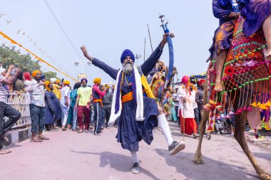 Kulashekharapatnam, Tamilnadu, Hindistan - 11 Ekim 2024: Kulasai, Hint Hindu dindar portresi boyalı yüz ve tanrıça Kali gibi giyinmiş kulasai dasara tarikatının ayinlerini gerçekleştirmek için.
