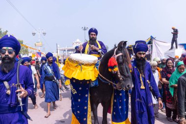 Kulashekharapatnam, Tamilnadu, Hindistan - 11 Ekim 2024: Kulasai, Hint Hindu dindar portresi boyalı yüz ve tanrıça Kali gibi giyinmiş kulasai dasara tarikatının ayinlerini gerçekleştirmek için.