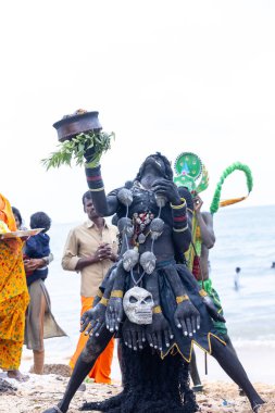 Kulashekharapatnam, Tamilnadu, Hindistan - 11 Ekim 2024: Kulasai, Hint Hindu dindar portresi boyalı yüz ve tanrıça Kali gibi giyinmiş kulasai dasara tarikatının ayinlerini gerçekleştirmek için.