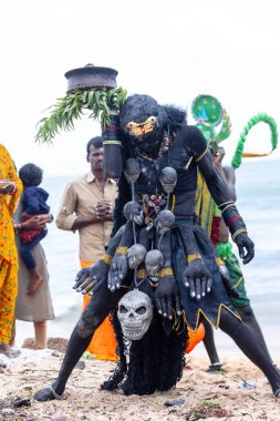 Kulashekharapatnam, Tamilnadu, Hindistan - 11 Ekim 2024: Kulasai, Hint Hindu dindar portresi boyalı yüz ve tanrıça Kali gibi giyinmiş kulasai dasara tarikatının ayinlerini gerçekleştirmek için.