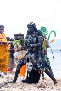 Kulashekharapatnam, Tamilnadu, Hindistan - 11 Ekim 2024: Kulasai, Hint Hindu dindar portresi boyalı yüz ve tanrıça Kali gibi giyinmiş kulasai dasara tarikatının ayinlerini gerçekleştirmek için.