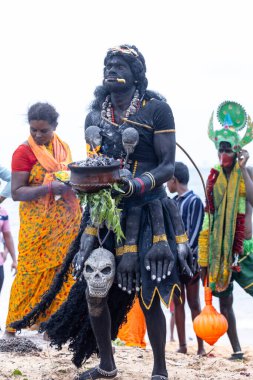 Kulashekharapatnam, Tamilnadu, Hindistan - 11 Ekim 2024: Kulasai, Hint Hindu dindar portresi boyalı yüz ve tanrıça Kali gibi giyinmiş kulasai dasara tarikatının ayinlerini gerçekleştirmek için.