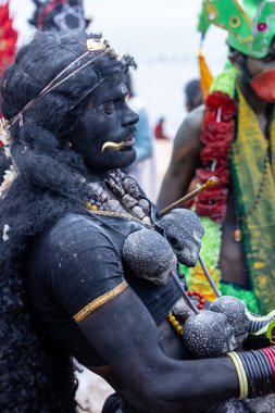 Kulashekharapatnam, Tamilnadu, Hindistan - 11 Ekim 2024: Kulasai, Hint Hindu dindar portresi boyalı yüz ve tanrıça Kali gibi giyinmiş kulasai dasara tarikatının ayinlerini gerçekleştirmek için.