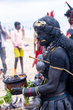Kulashekharapatnam, Tamilnadu, Hindistan - 11 Ekim 2024: Kulasai, Hint Hindu dindar portresi boyalı yüz ve tanrıça Kali gibi giyinmiş kulasai dasara tarikatının ayinlerini gerçekleştirmek için.
