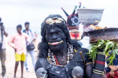 Kulashekharapatnam, Tamilnadu, Hindistan - 11 Ekim 2024: Kulasai, Hint Hindu dindar portresi boyalı yüz ve tanrıça Kali gibi giyinmiş kulasai dasara tarikatının ayinlerini gerçekleştirmek için.