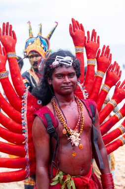 Kulashekharapatnam, Tamilnadu, Hindistan - 11 Ekim 2024: Kulasai, Hint Hindu dindar portresi boyalı yüz ve tanrıça Kali gibi giyinmiş kulasai dasara tarikatının ayinlerini gerçekleştirmek için.