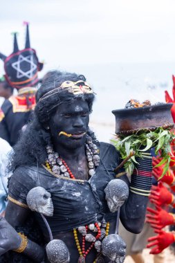 Kulashekharapatnam, Tamilnadu, Hindistan - 11 Ekim 2024: Kulasai, Hint Hindu dindar portresi boyalı yüz ve tanrıça Kali gibi giyinmiş kulasai dasara tarikatının ayinlerini gerçekleştirmek için.