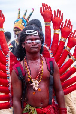 Kulashekharapatnam, Tamilnadu, Hindistan - 11 Ekim 2024: Kulasai, Hint Hindu dindar portresi boyalı yüz ve tanrıça Kali gibi giyinmiş kulasai dasara tarikatının ayinlerini gerçekleştirmek için.