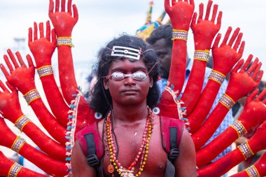 Kulashekharapatnam, Tamilnadu, Hindistan - 11 Ekim 2024: Kulasai, Hint Hindu dindar portresi boyalı yüz ve tanrıça Kali gibi giyinmiş kulasai dasara tarikatının ayinlerini gerçekleştirmek için.