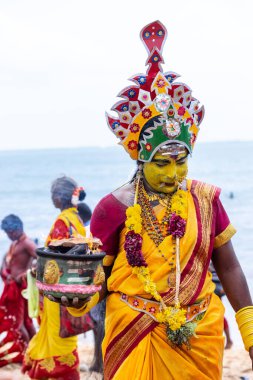 Kulashekharapatnam, Tamilnadu, Hindistan - 11 Ekim 2024: Kulasai, Hint Hindu dindar portresi boyalı yüz ve tanrıça Kali gibi giyinmiş kulasai dasara tarikatının ayinlerini gerçekleştirmek için.