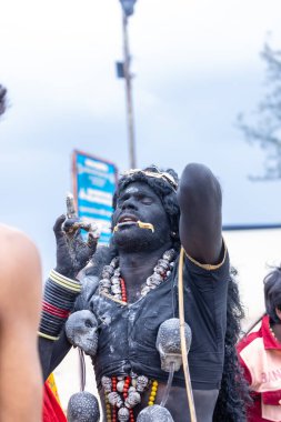 Kulashekharapatnam, Tamilnadu, Hindistan - 11 Ekim 2024: Kulasai, Hint Hindu dindar portresi boyalı yüz ve tanrıça Kali gibi giyinmiş kulasai dasara tarikatının ayinlerini gerçekleştirmek için.