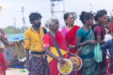 Kulashekharapatnam, Tamilnadu, Hindistan - 11 Ekim 2024: Kulasai, Hint Hindu dindar portresi boyalı yüz ve tanrıça Kali gibi giyinmiş kulasai dasara tarikatının ayinlerini gerçekleştirmek için.