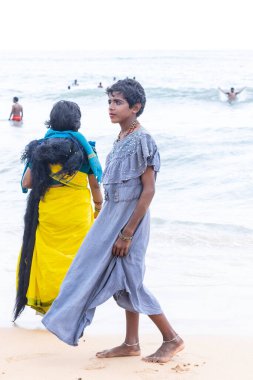 Kulashekharapatnam, Tamilnadu, Hindistan - 11 Ekim 2024: Kulasai, Hint Hindu dindar portresi boyalı yüz ve tanrıça Kali gibi giyinmiş kulasai dasara tarikatının ayinlerini gerçekleştirmek için.