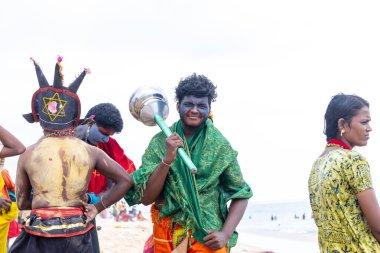 Kulashekharapatnam, Tamilnadu, Hindistan - 11 Ekim 2024: Kulasai, Hint Hindu dindar portresi boyalı yüz ve tanrıça Kali gibi giyinmiş kulasai dasara tarikatının ayinlerini gerçekleştirmek için.