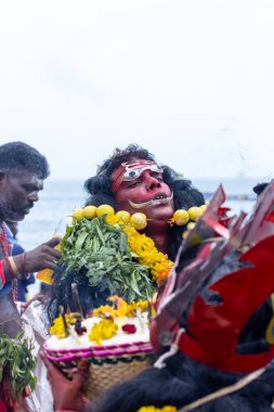 Kulashekharapatnam, Tamilnadu, Hindistan - 11 Ekim 2024: Kulasai, Hint Hindu dindar portresi boyalı yüz ve tanrıça Kali gibi giyinmiş kulasai dasara tarikatının ayinlerini gerçekleştirmek için.