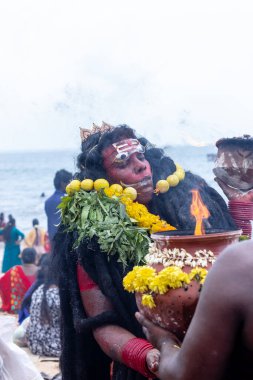 Kulashekharapatnam, Tamilnadu, Hindistan - 11 Ekim 2024: Kulasai, Hint Hindu dindar portresi boyalı yüz ve tanrıça Kali gibi giyinmiş kulasai dasara tarikatının ayinlerini gerçekleştirmek için.