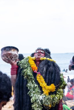 Kulashekharapatnam, Tamilnadu, Hindistan - 11 Ekim 2024: Kulasai, Hint Hindu dindar portresi boyalı yüz ve tanrıça Kali gibi giyinmiş kulasai dasara tarikatının ayinlerini gerçekleştirmek için.