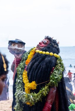 Kulashekharapatnam, Tamilnadu, Hindistan - 11 Ekim 2024: Kulasai, Hint Hindu dindar portresi boyalı yüz ve tanrıça Kali gibi giyinmiş kulasai dasara tarikatının ayinlerini gerçekleştirmek için.