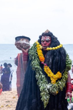 Kulashekharapatnam, Tamilnadu, Hindistan - 11 Ekim 2024: Kulasai, Hint Hindu dindar portresi boyalı yüz ve tanrıça Kali gibi giyinmiş kulasai dasara tarikatının ayinlerini gerçekleştirmek için.