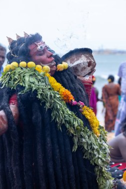 Kulashekharapatnam, Tamilnadu, Hindistan - 11 Ekim 2024: Kulasai, Hint Hindu dindar portresi boyalı yüz ve tanrıça Kali gibi giyinmiş kulasai dasara tarikatının ayinlerini gerçekleştirmek için.
