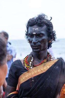 Kulashekharapatnam, Tamilnadu, Hindistan - 11 Ekim 2024: Kulasai, Hint Hindu dindar portresi boyalı yüz ve tanrıça Kali gibi giyinmiş kulasai dasara tarikatının ayinlerini gerçekleştirmek için.