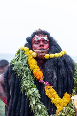 Kulashekharapatnam, Tamilnadu, Hindistan - 11 Ekim 2024: Kulasai, Hint Hindu dindar portresi boyalı yüz ve tanrıça Kali gibi giyinmiş kulasai dasara tarikatının ayinlerini gerçekleştirmek için.