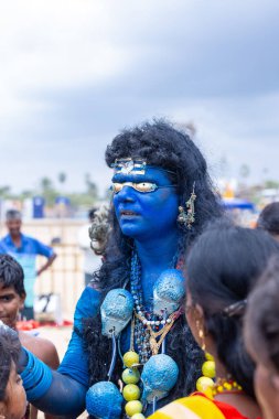 Kulashekharapatnam, Tamilnadu, Hindistan - 11 Ekim 2024: Kulasai, Hint Hindu dindar portresi boyalı yüz ve tanrıça Kali gibi giyinmiş kulasai dasara tarikatının ayinlerini gerçekleştirmek için.