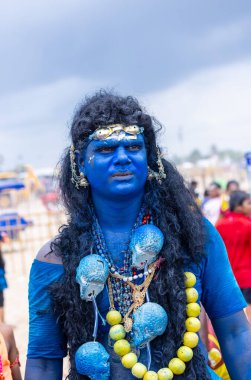 Kulashekharapatnam, Tamilnadu, Hindistan - 11 Ekim 2024: Kulasai, Hint Hindu dindar portresi boyalı yüz ve tanrıça Kali gibi giyinmiş kulasai dasara tarikatının ayinlerini gerçekleştirmek için.