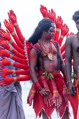 Kulashekharapatnam, Tamilnadu, Hindistan - 11 Ekim 2024: Kulasai, Hint Hindu dindar portresi boyalı yüz ve tanrıça Kali gibi giyinmiş kulasai dasara tarikatının ayinlerini gerçekleştirmek için.