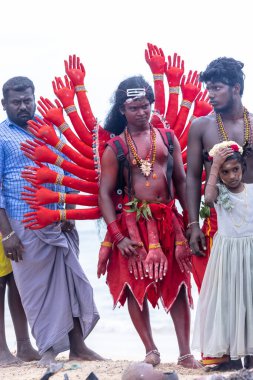 Kulashekharapatnam, Tamilnadu, Hindistan - 11 Ekim 2024: Kulasai, Hint Hindu dindar portresi boyalı yüz ve tanrıça Kali gibi giyinmiş kulasai dasara tarikatının ayinlerini gerçekleştirmek için.