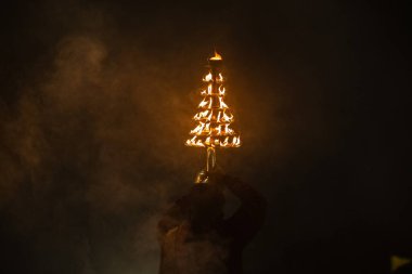 Varanasi, Uttar Pradesh, Hindistan - 20 Ocak 2024: Ganga aarti, nehir keneviri sabahın erken saatlerinde geleneksel ayinlerle Assi ghat 'ta.