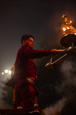 Varanasi, Uttar Pradesh, Hindistan - 20 Ocak 2024: Ganga aarti, nehir keneviri sabahın erken saatlerinde geleneksel ayinlerle Assi ghat 'ta.