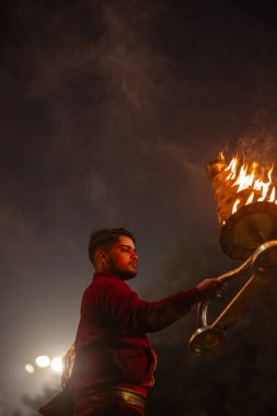 Varanasi, Uttar Pradesh, Hindistan - 20 Ocak 2024: Ganga aarti, nehir keneviri sabahın erken saatlerinde geleneksel ayinlerle Assi ghat 'ta.