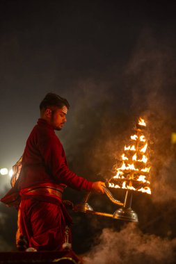 Varanasi, Uttar Pradesh, Hindistan - 20 Ocak 2024: Ganga aarti, nehir keneviri sabahın erken saatlerinde geleneksel ayinlerle Assi ghat 'ta.