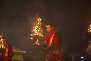 Varanasi, Uttar Pradesh, Hindistan - 20 Ocak 2024: Ganga aarti, nehir keneviri sabahın erken saatlerinde geleneksel ayinlerle Assi ghat 'ta.