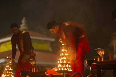 Varanasi, Uttar Pradesh, Hindistan - 20 Ocak 2024: Ganga aarti, nehir keneviri sabahın erken saatlerinde geleneksel ayinlerle Assi ghat 'ta.