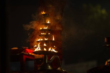 Varanasi, Uttar Pradesh, Hindistan - 20 Ocak 2024: Ganga aarti, nehir keneviri sabahın erken saatlerinde geleneksel ayinlerle Assi ghat 'ta.