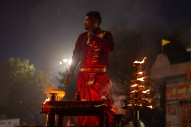 Varanasi, Uttar Pradesh, Hindistan - 20 Ocak 2024: Ganga aarti, nehir keneviri sabahın erken saatlerinde geleneksel ayinlerle Assi ghat 'ta.