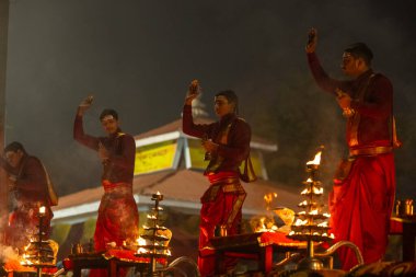 Varanasi, Uttar Pradesh, Hindistan - 20 Ocak 2024: Ganga aarti, nehir keneviri sabahın erken saatlerinde geleneksel ayinlerle Assi ghat 'ta.