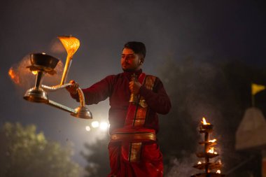Varanasi, Uttar Pradesh, Hindistan - 20 Ocak 2024: Ganga aarti, nehir keneviri sabahın erken saatlerinde geleneksel ayinlerle Assi ghat 'ta.