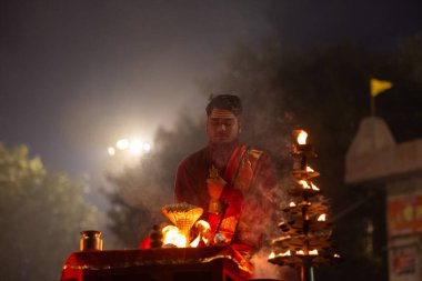 Varanasi, Uttar Pradesh, Hindistan - 20 Ocak 2024: Ganga aarti, nehir keneviri sabahın erken saatlerinde geleneksel ayinlerle Assi ghat 'ta.