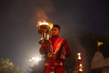 Varanasi, Uttar Pradesh, Hindistan - 20 Ocak 2024: Ganga aarti, nehir keneviri sabahın erken saatlerinde geleneksel ayinlerle Assi ghat 'ta.