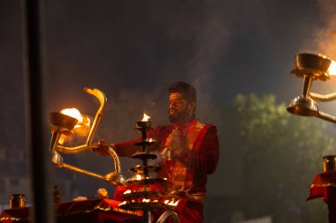 Varanasi, Uttar Pradesh, Hindistan - 20 Ocak 2024: Ganga aarti, nehir keneviri sabahın erken saatlerinde geleneksel ayinlerle Assi ghat 'ta.