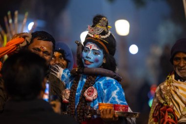 Varanasi, Uttar Pradesh, Hindistan - 20 Ocak 2024: Ganga aarti, nehir keneviri sabahın erken saatlerinde geleneksel ayinlerle Assi ghat 'ta.