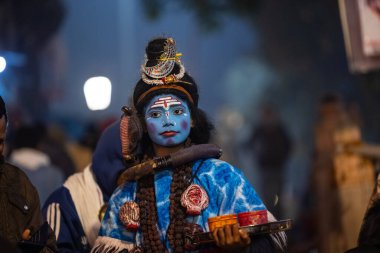 Varanasi, Uttar Pradesh, Hindistan - 20 Ocak 2024: Ganga aarti, nehir keneviri sabahın erken saatlerinde geleneksel ayinlerle Assi ghat 'ta.