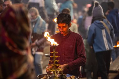 Varanasi, Uttar Pradesh, Hindistan - 20 Ocak 2024: Ganga aarti, nehir keneviri sabahın erken saatlerinde geleneksel ayinlerle Assi ghat 'ta.