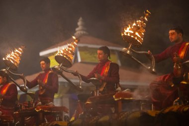 Varanasi, Uttar Pradesh, Hindistan - 20 Ocak 2024: Ganga aarti, genç bir Hindu papazın portresi sabahın erken saatlerinde Assi Ghat 'ta geleneksel ayinlerle geleneksel kıyafetlerle Ganga nehri aarti sergiliyor..